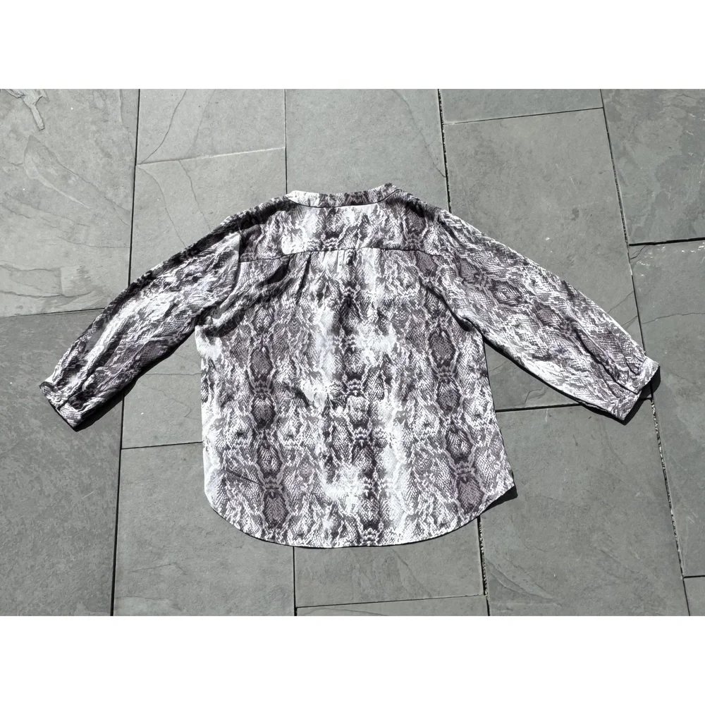 Vince Camuto‎ Gray Snakeskin Print Hi/Low Top Sz Medium - Picture 3 of 3